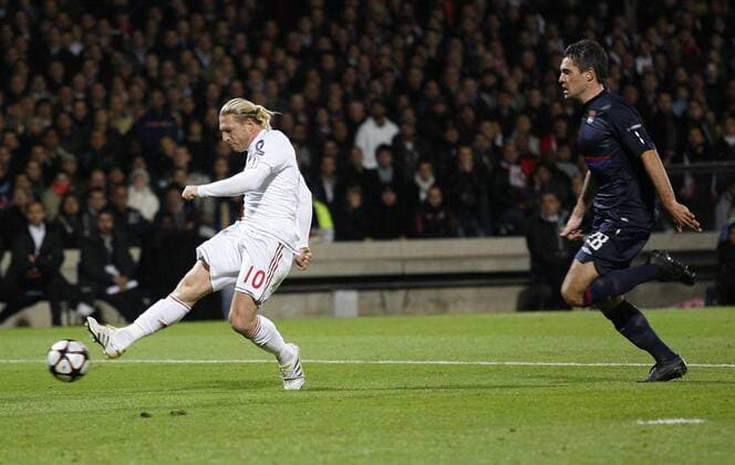 Liverpool FC s Andriy Voronin (l.) - Olympique Lyonnais v Liverpool - EDITORIAL USE ONLY. No use with unauthorised audio, video, data, fixture lists, club league logos or live services. Online in-match use limited to 120 images, no video emulation. No use in betting, games or single club league player publications.