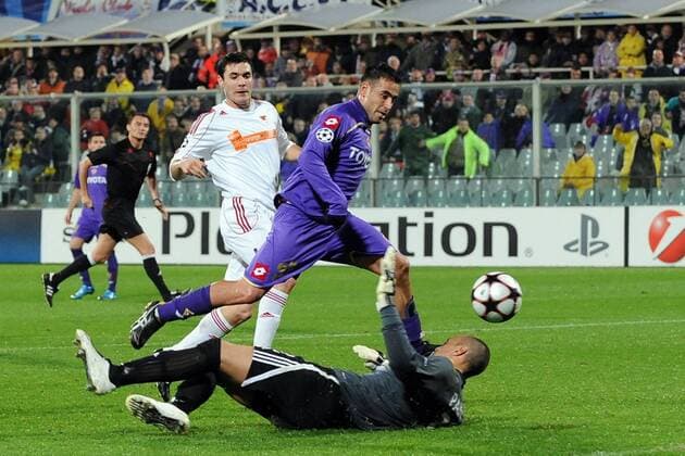ACF Fiorentina AC - Debreceni VSC Debrecen, Marco Marchionni (Florenz, Mitte) trifft gegen Torwart Djordje Pantic (Debrecen) zum 4:1 - 