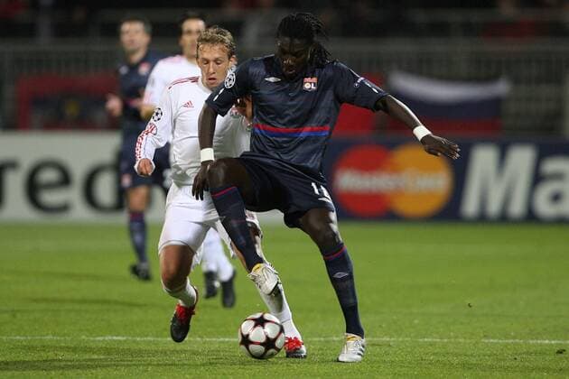 Olympique Lyon - Liverpool FC, Bafe Gomis (OL, re.) und Dirk Kuyt (LFC) - EddyLEMAISTRE 