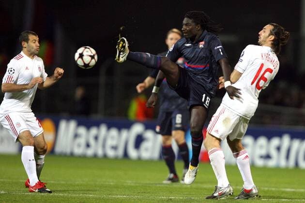 Olympique Lyon - Liverpool FC, Bafe Gomis (OL, Mitte) und Sotiris Kyrgiakos (LFC, re.) - EddyLEMAISTRE 