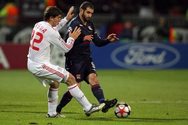 Olympique Lyon - Liverpool FC, Lisandro Lopez (OL, re.) und Emiliano Insua (LFC) - EddyLEMAISTRE 