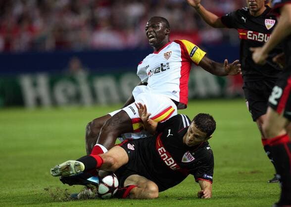 V.li. Arouna Kone (Sevilla) wird von Khalid Boulahrouz (VfB) gefoult . FC Sevilla - VfB Stuttgart