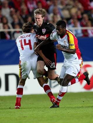 V.li. Julien Escude (Sevilla), Aliaksandr Hleb (VfB), Christian Romaric (Sevilla) . FC Sevilla - VfB Stuttgart