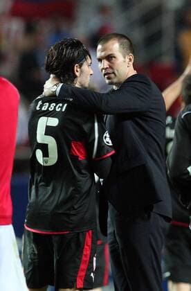 Serdar Tasci und Trainer Markus Babbel (VfB Stuttgart)