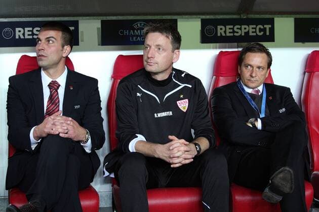 Trainerbank Stuttgart, v.li. Trainer Markus Babbel (VfB), Co Trainer Rainer Widmayer (VfB) , Sportdirektor Horst Heldt (VfB)
