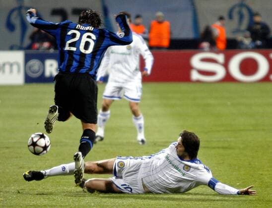 Cristian Chivu (Inter Mailand, li.) gegen Artem Milevskiy (Dynamo Kiew)  Premiumd TASS_1055313
