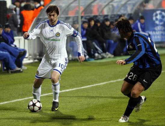 Artem Milevskiy (Dynamo Kiew, li.) gegen Cristian Chivu (Inter Mailand)  TASS_1055279
