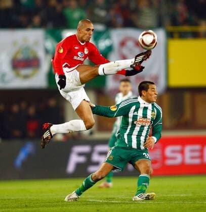 Douglas (Hapoel Tel Aviv) und Yasin Pehlivan (SK Rapid Wien). 