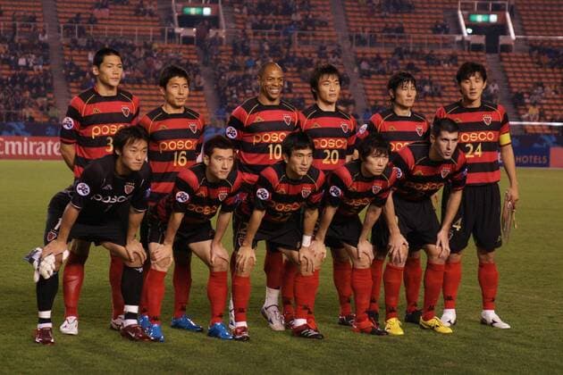 Mannschaftsbild Pohang Steelers, hi.v.li.: Hyung Il Kim, Jung Kyum Kim, Denilson Martins Nascimento, Hyung Min Shin, Jae Sung Kim und Jae Won Hwang; vorn: Hwa Yong Shin, Hyo Jin Choi, Bjung Jun No, Stevica Ristic  o0 Totale