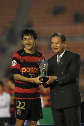MVP of AFC Champions League 2009 is captain of Pohang Steelers no. 22 NO Byung Jun (L) hold trophy with Saburo KAWABUCHI of Asian Professional football confederation  o0 Sieg, Sieger, Siegerehrung, most valuable player, Pokal, Trophäe, Funktionär