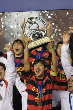 captain of Pohang Steelers no. 22 NO Byung Jun hold trophy AFC Champions League 2009  o0 Sieg, Sieger, Siegerehrung, Jubel, Freude, Pokal, Trophäe