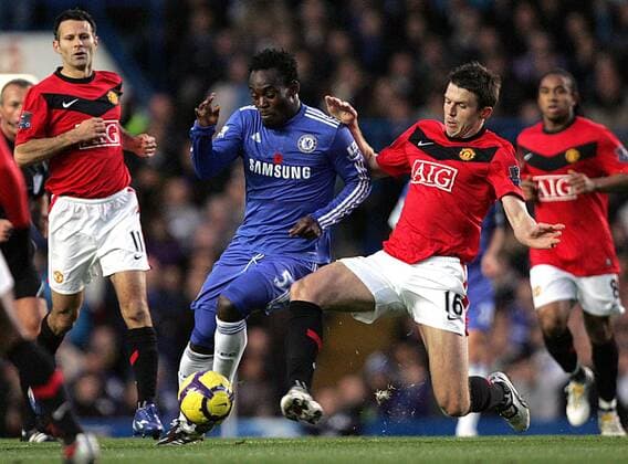 Michael Essien (2.l.) of Chelsea FC London is tackled by Michael Carrick (r.) of Manchester United EDITORIAL USE ONLY. No use with unauthorised audio, video, data, fixture lists, club league logos or live services. Online in-match use limited to 120 images, no video emulation. No use in betting, games or single club league player publications.