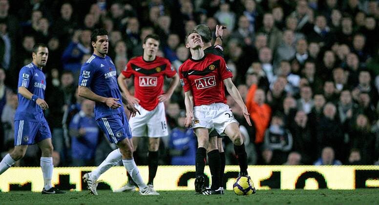 Darren Fletcher (R) of Manchester United reacts to a decision EDITORIAL USE ONLY. No use with unauthorised audio, video, data, fixture lists, club league logos or live services. Online in-match use limited to 120 images, no video emulation. No use in betting, games or single club league player publications. o0 FC Chelsea London