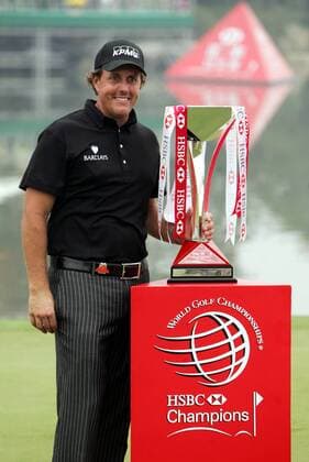 Phil Mickelson of the USA poses next to the trophy after winning the HSBC Champions golf tournament in Shanghai -  20091108_71560 o00 Aufmacher Sponsor, Werbepartner, Werbung, Wirtschaft