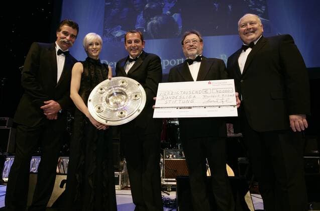 Handball Bundestrainer Heiner Brand (li.), Ariane Friedrich (2.v.li.), DFL GeschÃ¤ftsfÃ¼hrer Tom Bender (3.v.li.), Vorsitzender des Frankfurter Sportpresseklubs Walter Mirwald und GeschÃ¤ftsfÃ¼hrer Bundesliga Stiftung Kurt Gaugler (re., alle Deutschland) - ScheckÃ¼bergabe fÃ¼r die Bundesligastiftung - xHOCHxZWEIx xJuergenxTapxo0 Scheck, Objekte, Schale, Meisterschale, Hochsprung, Trainer Nationaltrainer FunktionÃ¤r,