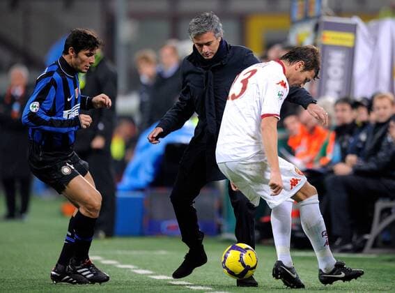 Javier Zanetti (li.) und Trainer Jose Mourinho (beide Inter Mailand) gegen Marco Motta (AS Rom) - 