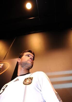 WM 2010 Adidas Trikotvorstellung: Michael Ballack (GER)  o0 unten Froschperspektive Überlegenheit