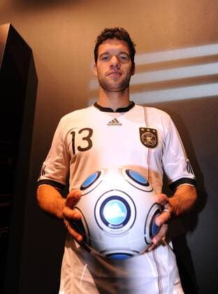 WM 2010 Adidas Trikotvorstellung: Michael Ballack (GER)  o0 Überlegenheit Ball Sportgerät Equipment Spielgerät