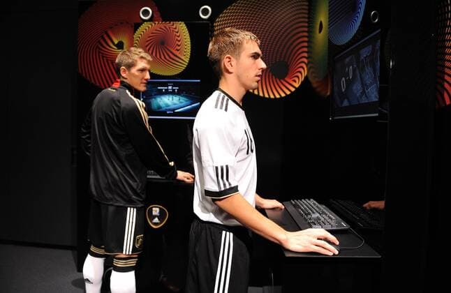 WM 2010 Adidas Trikotvorstellung: Philipp Lahm (re.) mit Bastian Schweinsteiger (beide GER) 