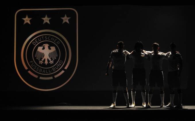 Spannung vor der Adidas Trikotpräsentation der deutschen Nationalmannschaft für die WM 2010:  o0 Dunkelheit, dunkel o00 Logo Emblem Verbandslogo Verbandsemblem