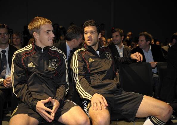 WM 2010 Adidas Trikotvorstellung: Philipp Lahm (li, Deutschland) und Michael Ballack (mitte, Deutschland) warten in der ersten Reihe auf ihren Einsatz. Hinten 2.v.re: Roman Grill, Manager von Philipp Lahm. o0 Spielerberater