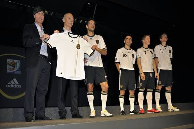 WM 2010 Adidas Trikotvorstellung: v.li: Bundestrainer Joachim Löw (Deutschland), Erich Stamminger (Adidas Markenvorstand), Michael Ballack (Deutschland), Philipp Lahm (Deutschland), Bastian Schweinsteiger (Deutschland), Per Mertesacker (Deutschland). o0 people Trainer
