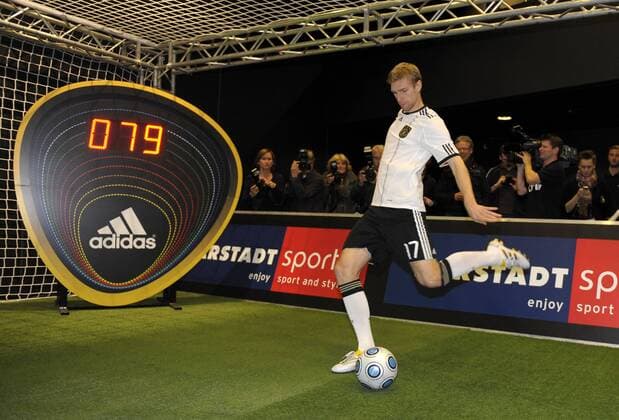 WM 2010 Adidas Trikotvorstellung: Per Mertesacker (Deutschland) beim Speed-Test. o0 SpeedTest. o00 Schuss Geschwindigkeit Schussgeschwindigkeit