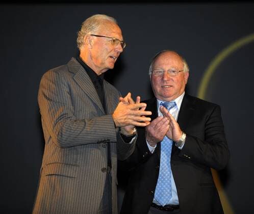 WM 2010 Adidas Trikotvorstellung: Präsident und Aufsichtsratsvorsitzender Franz Beckenbauer (L) mit Uwe Seeler (beide GER). o00 Hamburg
