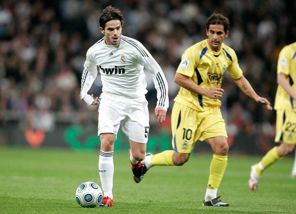 Real Madrid s Fernando Gago (L) during King s Cup match against AD Alcorcon -  (2009111047907)