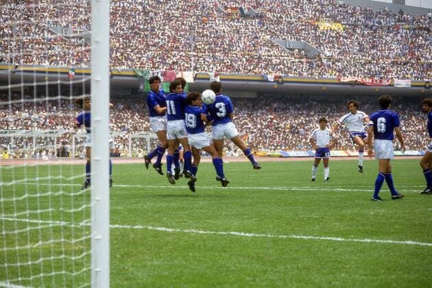 Michel Platini (Frankreich, 3. v. re.) - Freistoß Fußball WM Herren WM 1986, Länderspiel, Nationalteam, Nationaltrikot, Italien - Frankreich 0:2 Totale Mexiko City