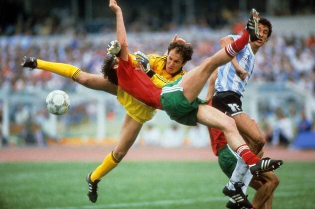 Georgi Dimitrov (vorn) und Torwart Borislav Mihailov (beide Bulgarien) gegen Jorge Valdano (Argentinien) Fußball WM Herren WM 1986, Länderspiel, Nationalteam, Nationaltrikot, Argentinien - Bulgarien 2:0 Gruppe Mexiko City Dynamik, Kampf, Abwehr,