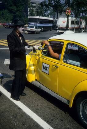 Charlie Chaplin Imitator am Rande der WM 1986 in Mexiko neben einem gelben Taxi Fußball WM Herren WM 1986, Länderspiel, Nationalteam, Einzelbild Mexiko City