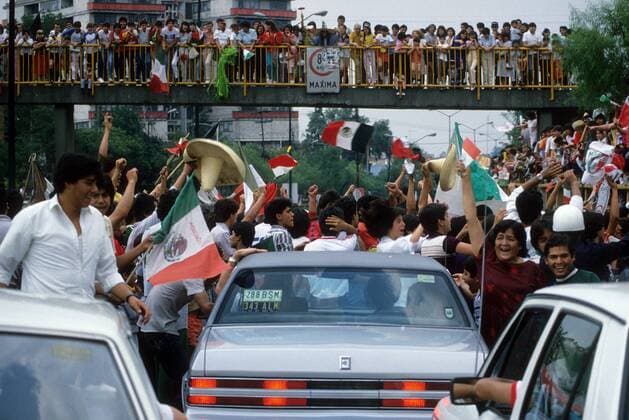 Jubel auf den Straßen Mexikos nach dem Sieg im Achtelfinale der WM 1986, der Viertelfinaleinzug ist geschafft Fußball WM Herren WM 1986, Länderspiel, Nationalteam, Totale Mexiko City Freude, Begeisterung,