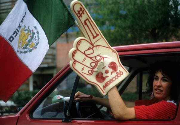 Jubel auf den Straßen Mexikos nach dem Sieg im Achtelfinale der WM 1986, der Viertelfinaleinzug ist geschafft Fußball WM Herren WM 1986, Länderspiel, Nationalteam, Einzelbild Mexiko City Freude,