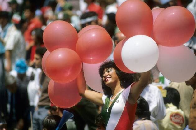 Weiblicher mexikanischer Fan mit roten und weißen Luftballons Fußball WM Herren WM 1986, Länderspiel, Nationalteam, Einzelbild Mexiko City Freude,