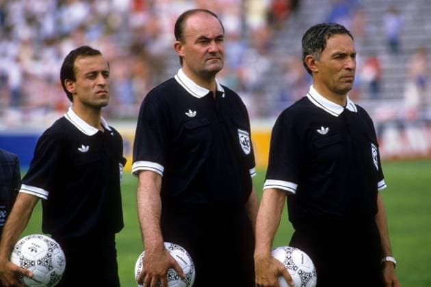 FIFA Schiedsricher Volker Roth (BR Deutschland, Mitte) und seine Linienrichter Jamal al Sharif (Syrien, li.) und Bogdan Dotchev (Bulgarien) Fußball WM Herren WM 1986, Länderspiel, Nationalteam Gruppe Monterrey