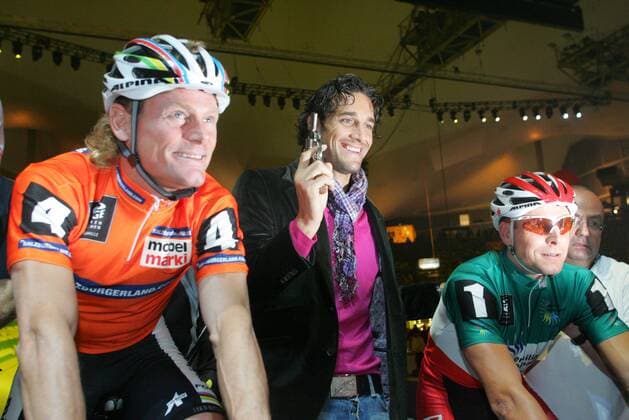 Luca Toni (Italien FC Bayern München) gibt den Startschuss zu den Münchner Sixdays. Bruno Risi (Schweiz, li), Robert Bartko (Deutschland, re) o0 Six days, Rad, Bahn, Indoor