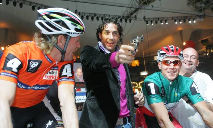 Luca Toni (Italien FC Bayern München) gibt den Startschuss zu den Münchner Sixdays. Bruno Risi (Schweiz, li), Robert Bartko (Deutschland, re) o0 Six days, Rad, Bahn, Indoor, kurios, Pistole, Revolver