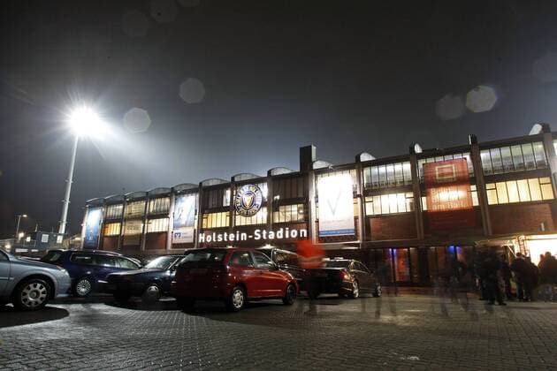 Holstein Stadion, HeimspielstÃ¤tte des KSV Holstein Kiel xHOCHxZWEIx xPhilippxSzyzaxo0 Stadion, FuÃŸballstadion, auÃŸen, AuÃŸenansicht Abend, abends, Nacht, nachts