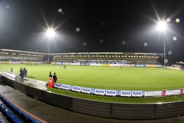 Holstein Stadion, HeimspielstÃ¤tte des KSV Holstein Kiel xHOCHxZWEIx xPhilippxSzyzaxo0 Stadion, FuÃŸballstadion, auÃŸen, AuÃŸenansicht Abend, abends, Nacht, nachts