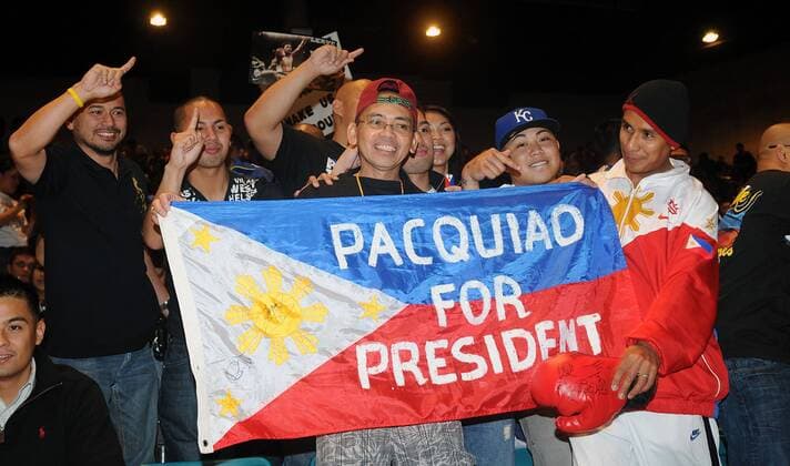 Nov 13, 2009 - Las Vegas, Nevada, USA - Fans for MANNY PACQUIAO support the boxer during the weigh-in at the MGM Grand Garden Arena. - ZUMAbk3 o0 wiegen Nationalfahne Fans Publikum Philippinen