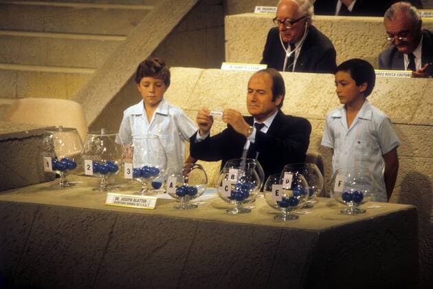 FIFA Generalsekretär Joseph S. Blatter (Schweiz) zeigt in Mexiko City während der Auslosung zur WM 1986 das Los mit Teilnehmer Bulgarien Fußball WM Herren Auslosung 1985 WM 1986, Gruppenauslosung, Gruppe Mexiko City