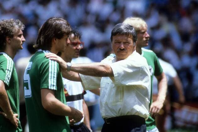 Mannschaftsarzt Prof. Dr. Heinrich Heß (re.) und Matthias Herget (beide BR Deutschland) Fußball WM Herren WM Finale 1986, Länderspiel, Nationalteam, Nationaltrikot Gruppe Mexiko City