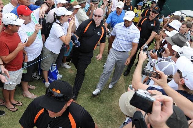 TIGER WOODS (USA) makes his way to the first tee during round 3 of the Australian Masters 2009 at Kingston Heath Golf Club. - ZUMAmm5 o0 Einmarsch Fans Eldrick o00 Zuschauer