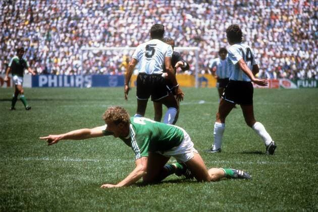 Hans Peter Briegel (BR Deutschland) fordert einen Elfmeter, dahinter beschweren sich Jose Luis Brown (5) und Ricardo Giusto (beide Argentinien) beim Schiedsrichter Fußball WM Herren WM Finale 1986, Länderspiel, Nationalteam, Nationaltrikot, Argentinien - BRD 3:2 Gruppe Mexiko City Enttäuschung, Spannung, Ungeduld,