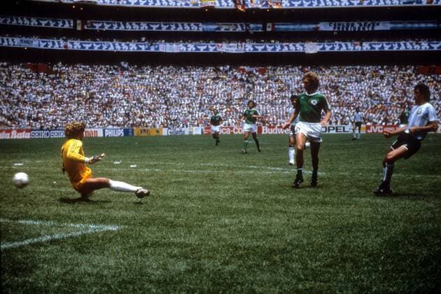 Torwart Harald Schumacher (BR Deutschland, li.) kassiert durch Jorge Valdano (Argentinien) das Tor zum 2:0 Fußball WM Herren WM Finale 1986, Länderspiel, Nationalteam, Nationaltrikot, Argentinien - BRD 3:2 Totale Mexiko City Dynamik, Abwehr,