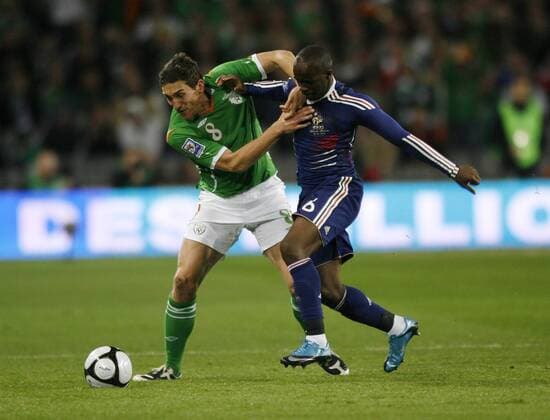 Republic of Ireland s Keith Andrews (L) tussles with France s Lassana Diarra - EDITORIAL USE ONLY. No use with unauthorised audio, video, data, fixture lists, club league logos or live services. Online in-match use limited to 120 images, no video emulation. No use in betting, games or single club league player publications. o0 Irland - Frankreich o00 Relegation Relegationsspiel Play Off PlayOff