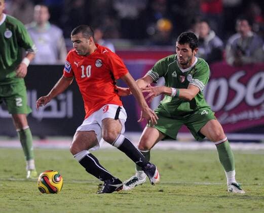 Fussball International WM 2010 Qualifikation Afrika 14.11.2009 Ägypten (rot) - Algerien (grün) EMAD METEAB (li, EGY) gegen Antar YAHIA (ALG) 