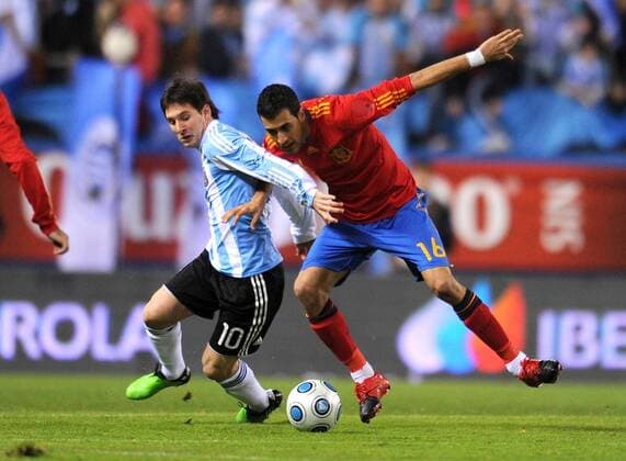 Fussball Nationalmannschaft : Saison 2009 2010 14.11.2009 Freundschaftsspiel , Spanien - Argentinien , ESP - ARG , Sergio Busquets (re, ESP) gegen Lionel Messi (li, ARG) 