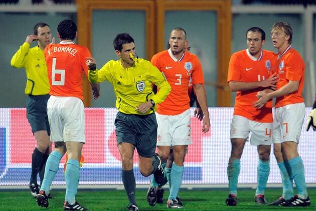 Spieler der Niederlande beschweren sich bei Schiedsrichter Claudio Circhetta - ANDREAXSTACCIOLI